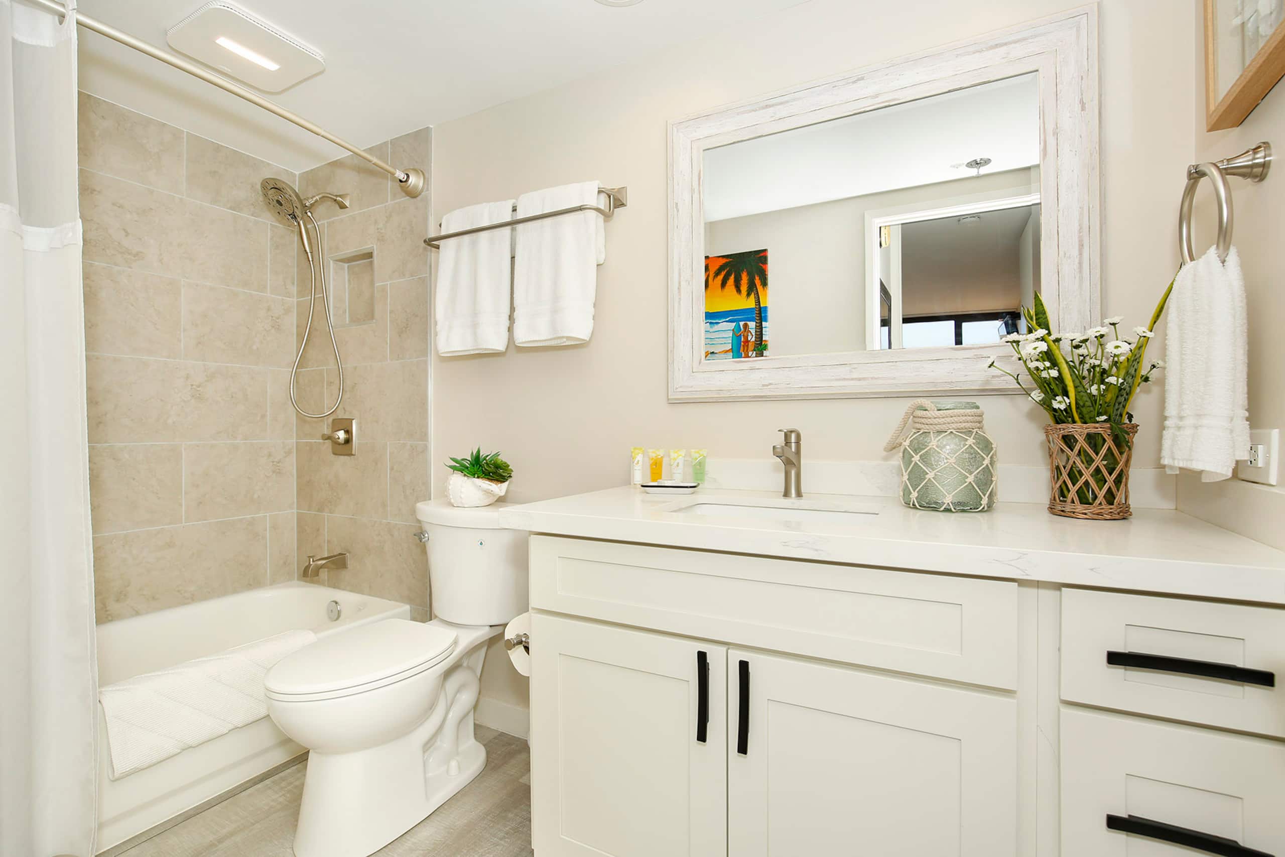 Condo in Honolulu · ★4.83 · 1 bedroom · 2 beds · 1 private bath - Image 14