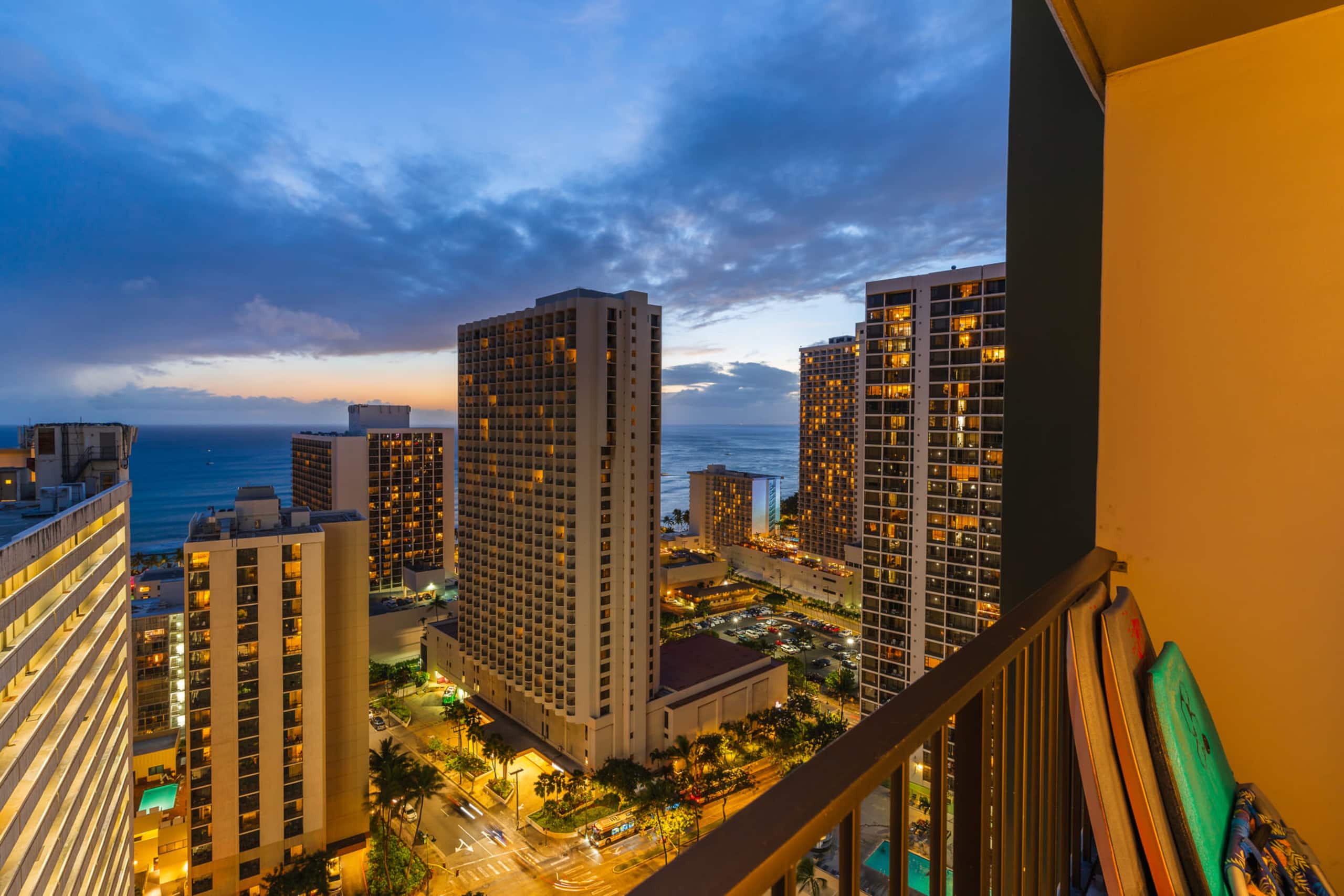 Condo in Honolulu · ★4.83 · 1 bedroom · 2 beds · 1 private bath - Image 20