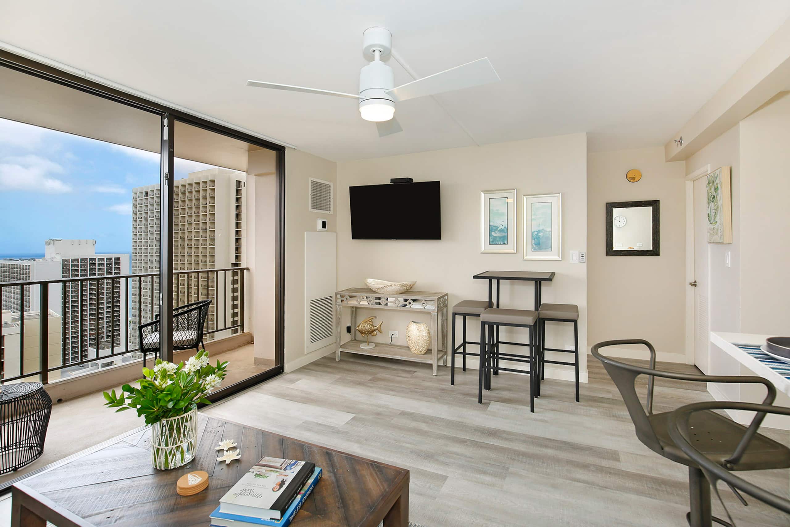 Condo in Honolulu · ★4.83 · 1 bedroom · 2 beds · 1 private bath - Image 6