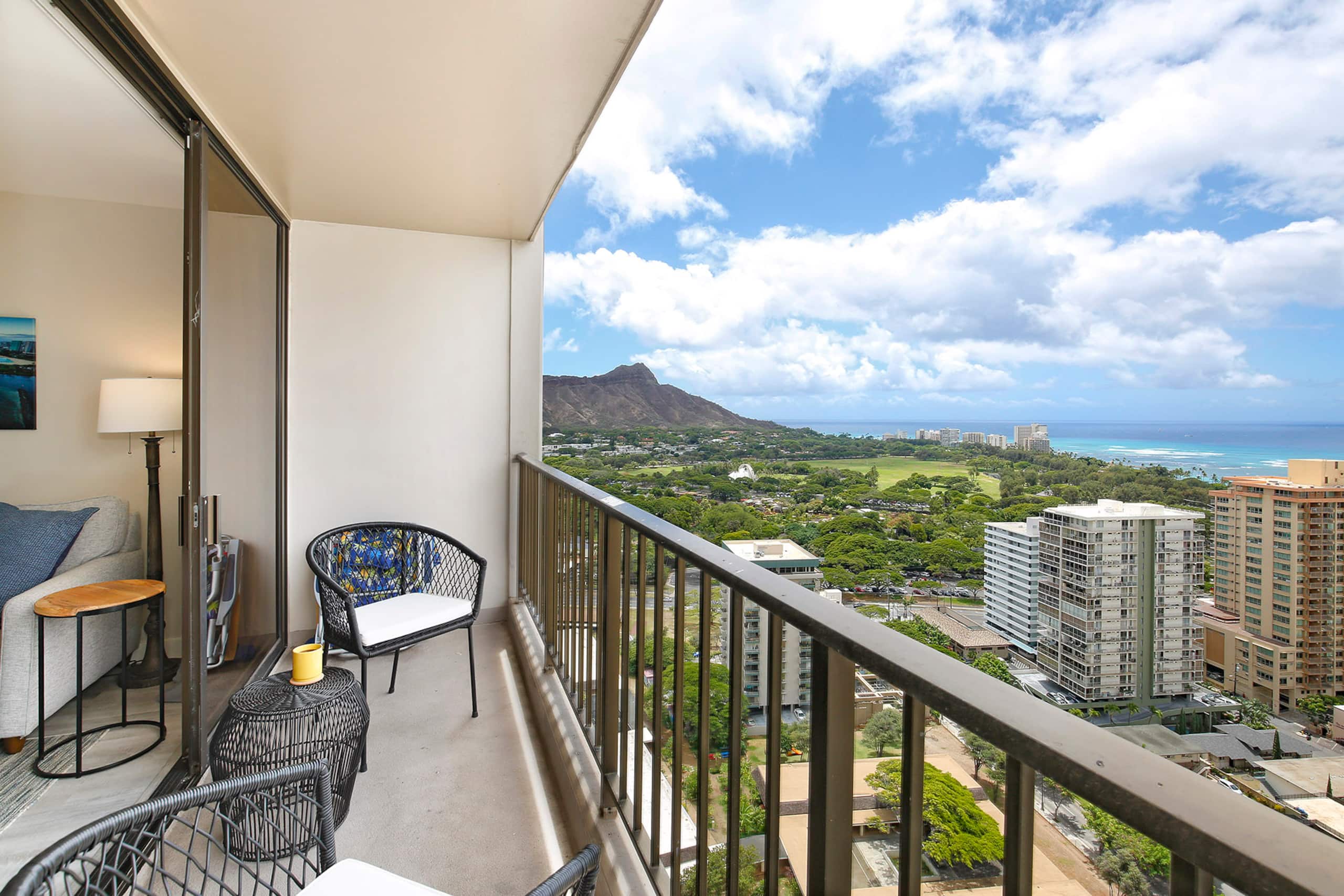 Condo in Honolulu · ★4.83 · 1 bedroom · 2 beds · 1 private bath - Image 15