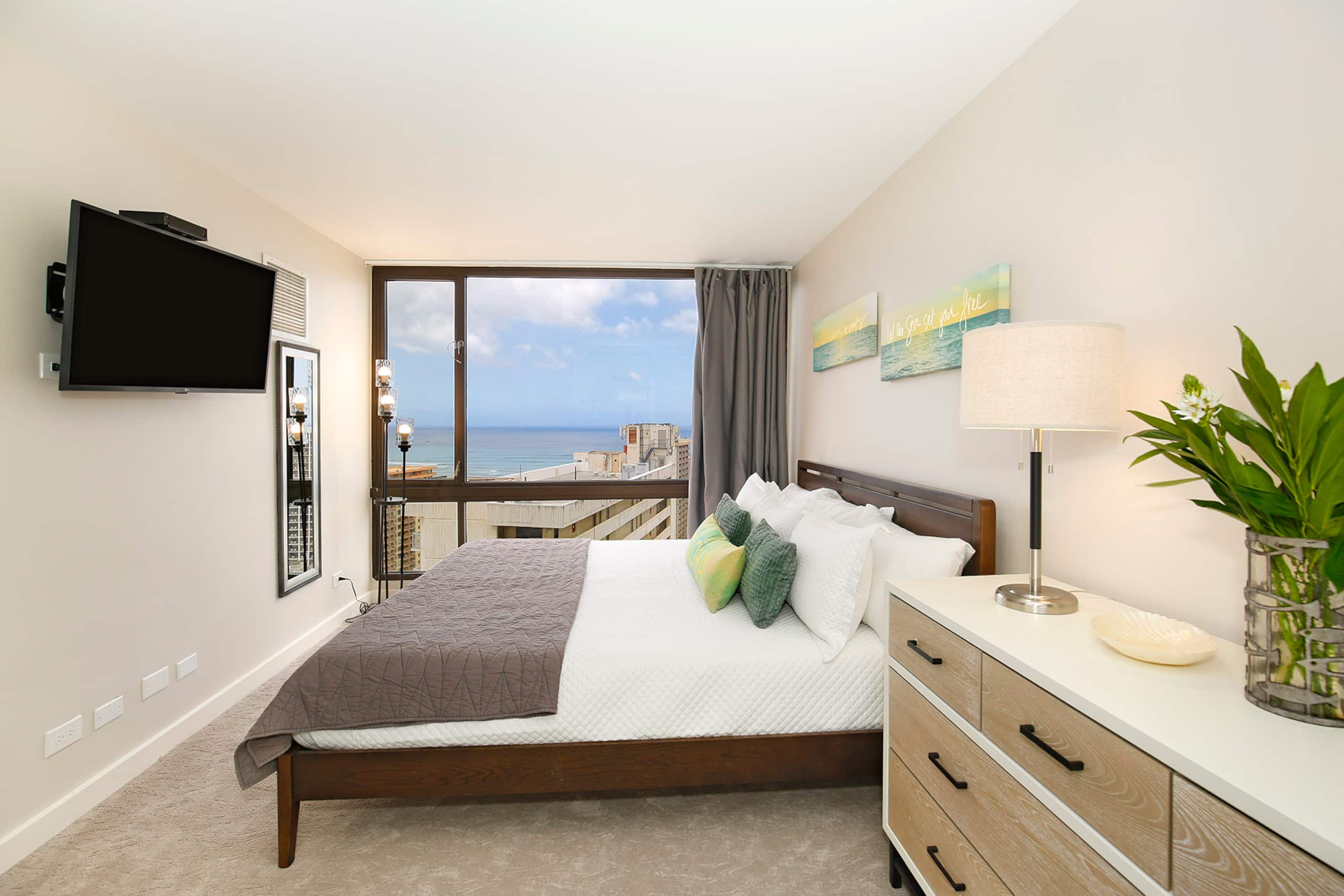 Condo in Honolulu · ★4.83 · 1 bedroom · 2 beds · 1 private bath - Image 13