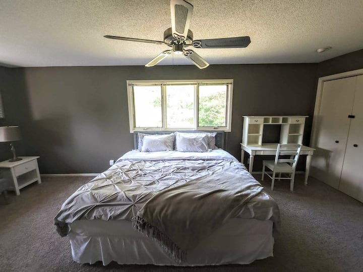 加大双人床主卧套房 