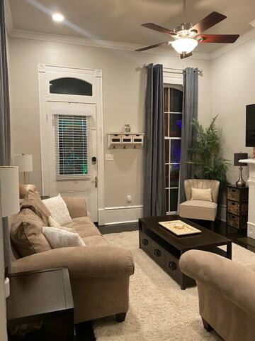 Inviting Irish Channel Shotgun house. gallery image 2