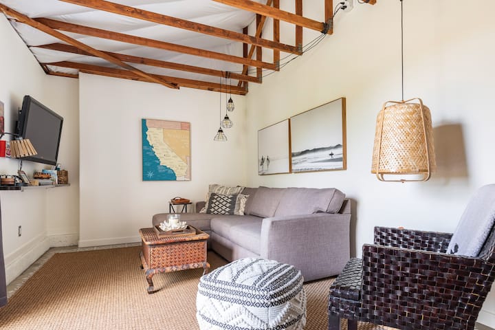 พื้นที่นั่งเล่นมีโซฟาปรับนอนแบบดึงออกได้เต็มรูปแบบและทีวีพร้อมเครื่องเล่น Roku