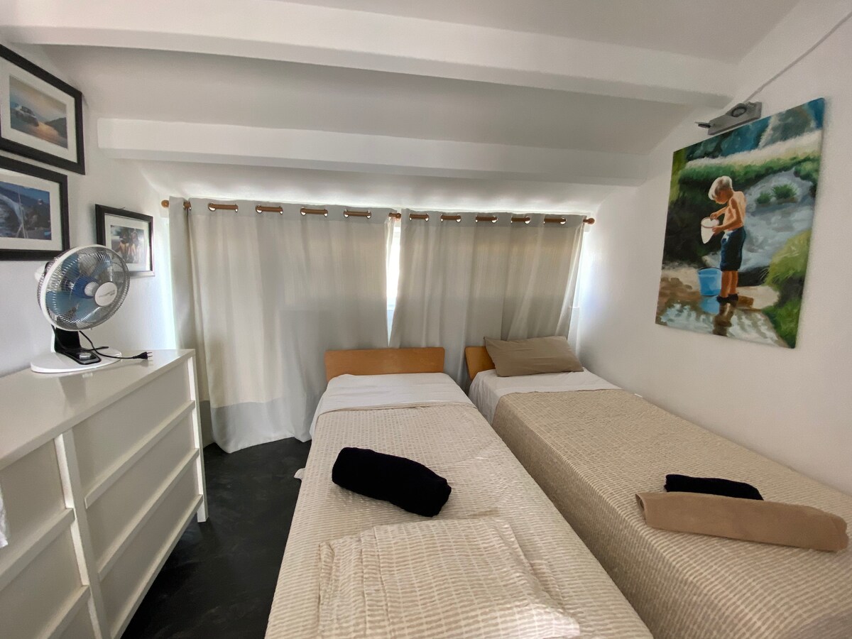 3楼2张单人床和浴室，还有阳台，可通往illetas和伊比萨，带吊床