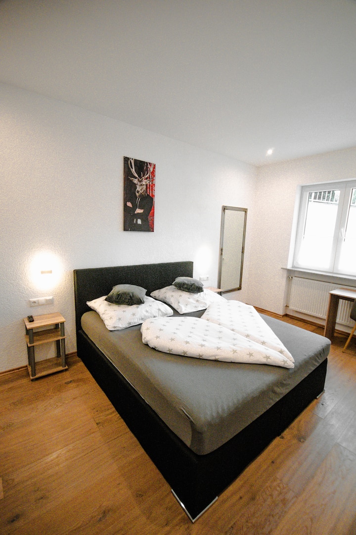 Საძინებელი 1 საოფისე მაგიდით