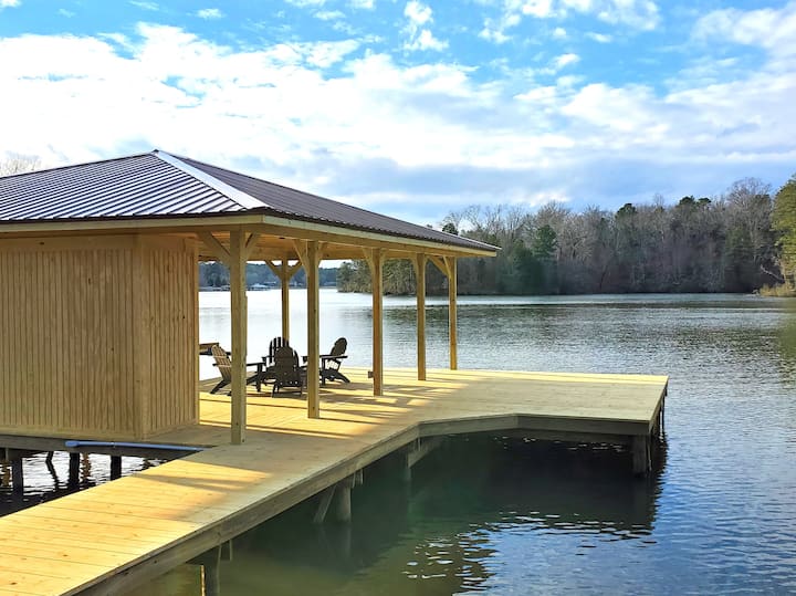 Lake Sinclair waterfront cottage with dock Houses for Rent in Milledgeville, United