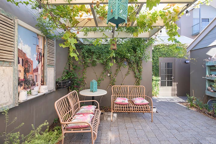 River/ocean views, gorgeous garden, chef’s kitchen