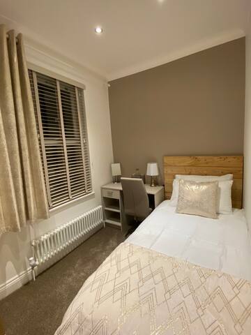 Luxury Home SPA jacuzzi sauna EXCEL Canary Wharf 6 gallery image 3