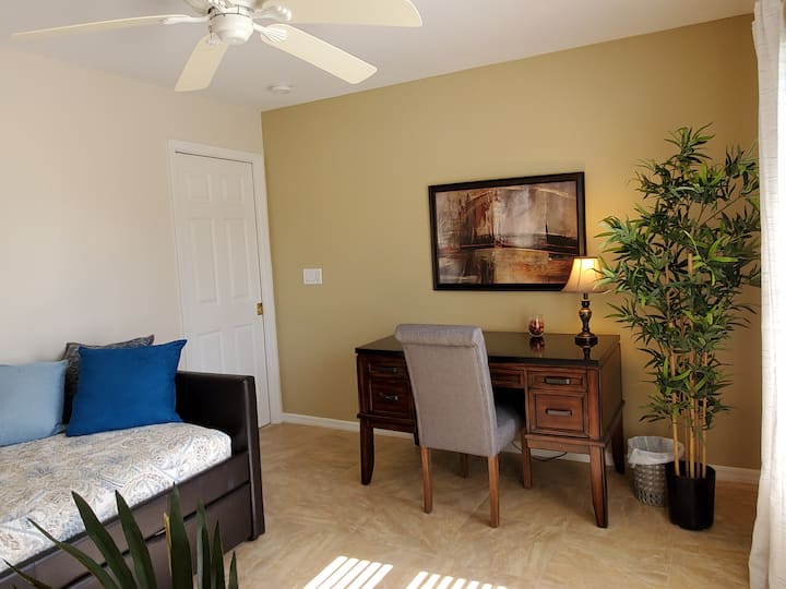 مساحة مكتبية "للعمل من المنزل" أو النوم (2) مع سرير متحرك قابل للسحب - توفير (2) توأم