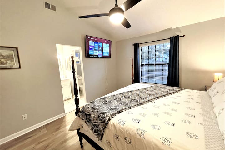 Sledujte 55-palcovú televíziu Roku z pohodlia svojej manželskej postele.  Roku ponúka veľa zábavy vrátane Amazon Prime, HBO Max, Disney+, Hulu a ďalších.