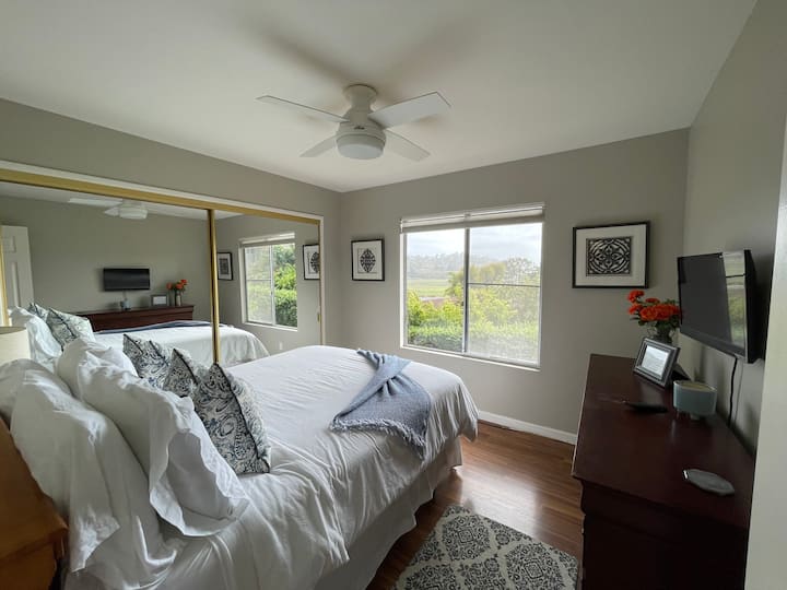 ห้องนอนพร้อมเตียงควีนไซส์และวิวทะเล