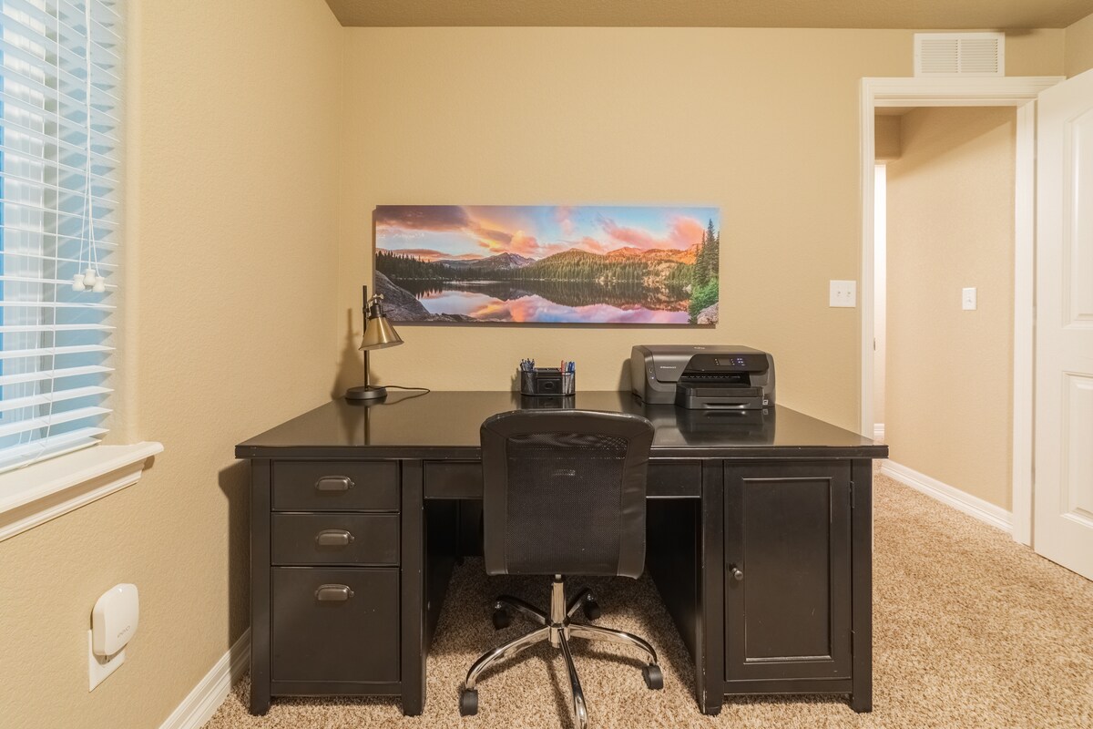 Spavaća soba br. 5 - Privatni uredski prostor za rad dok ste na putu. Opremljen bežičnim pisačem i osnovnim uredskim potrepštinama. 