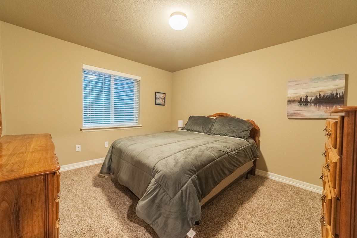 Spavaća soba br. 3 - bračni krevet (širine 150-179 cm), komoda, komoda i ugradbeni ormar.