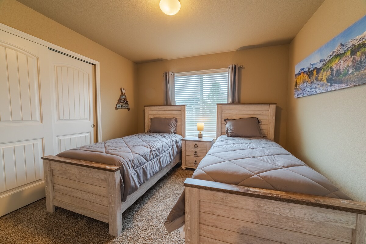 Spavaća soba br. 3 - dva odvojena kreveta, noćni ormarić i ormar.