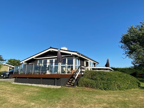 Lovely cottage with sea views close to the beach