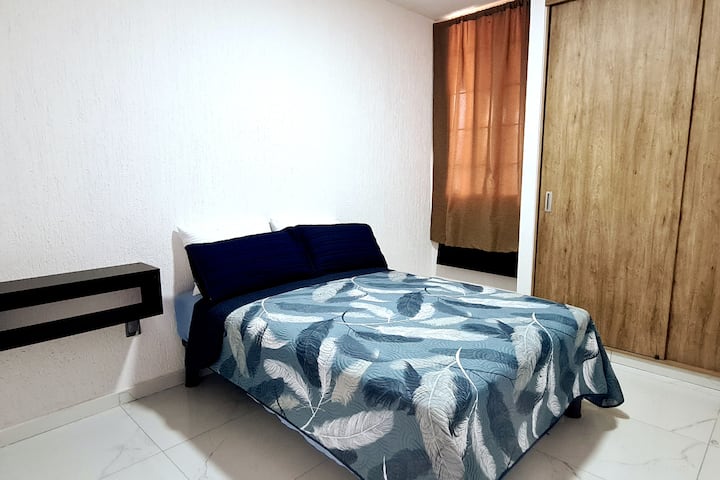 Recamara con cama matrimonial y espacio climatizado,  la totalidad del mobiliario es nuevo, incluye un versátil área para desplegar el escritorio a pared y trabajar o hacer tareas gozando de la privacidad, si es que así lo requiere. 