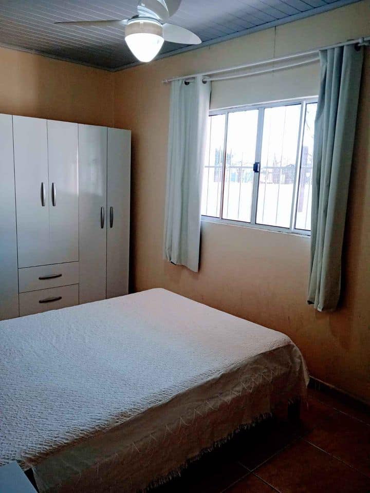 الغرفة 1. مع مكتب للمكتب الرئيسي.