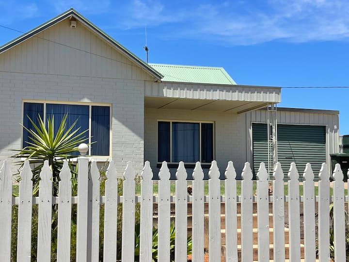 The Lookout on Lunam Houses for Rent in Broken Hill, New South Wales, Australia Airbnb