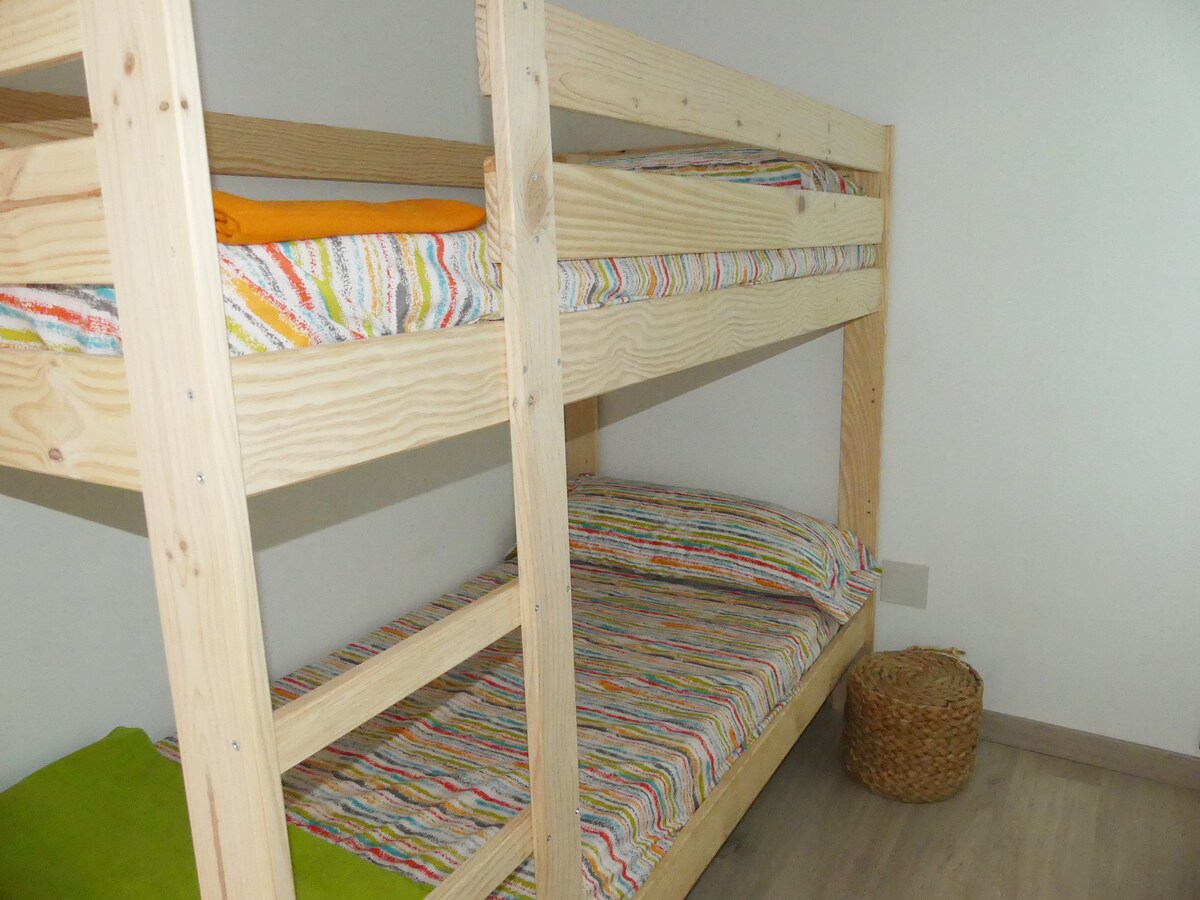 ركوب الأمواج - غرفة بسرير بطابقين بسريرين 90 × 190 سم وخزانة ملابس مجهزة، مثالية للأطفال. 

السرير العلوي غير مناسب للأطفال الذين تقل أعمارهم عن 6 سنوات وسيكون الحد الأقصى للوزن 75 كجم لكل مستوى.

* تم الإصلاح في عام 2021.