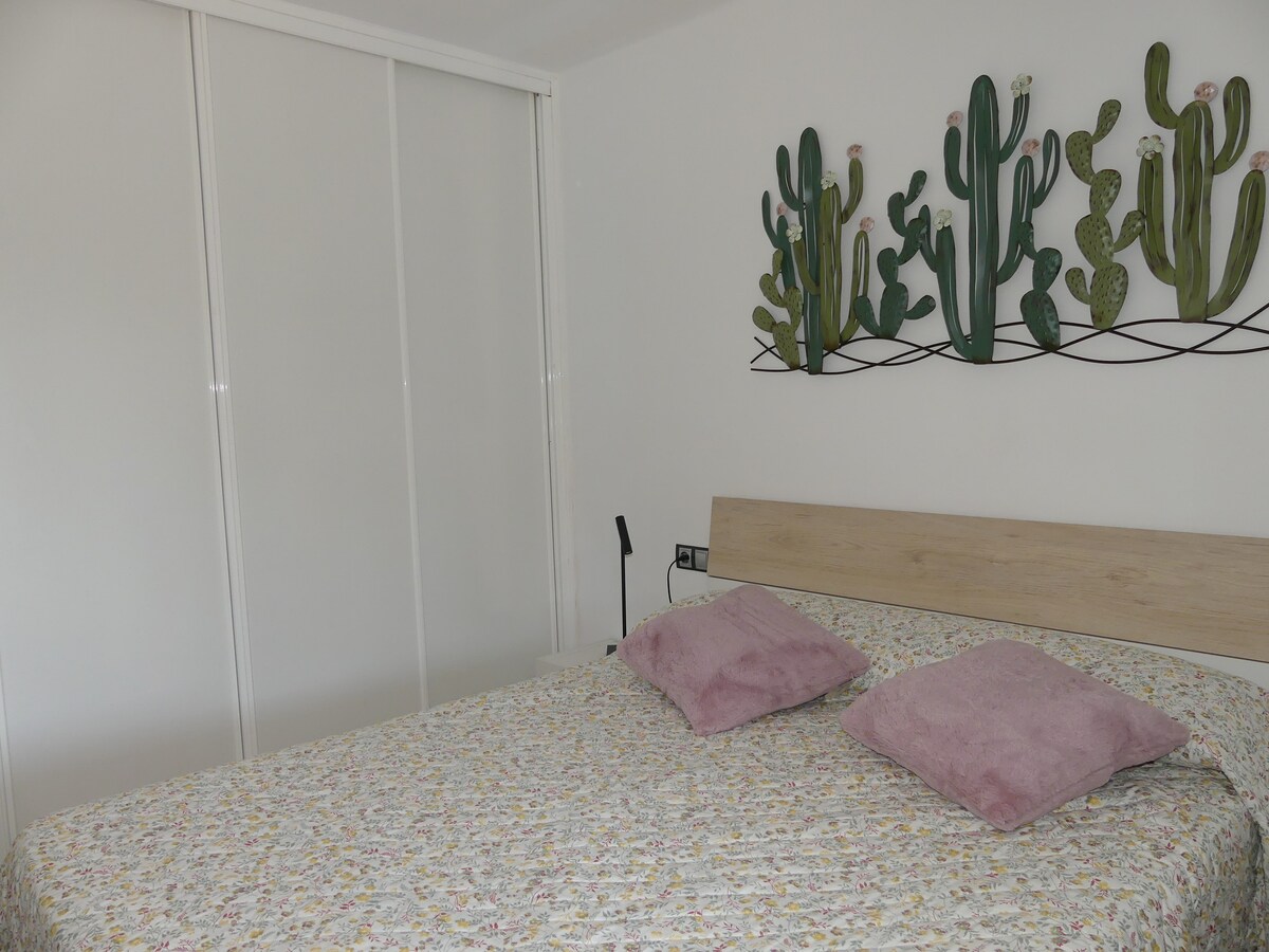 CACTUS - غرفة مزدوجة، مع سرير 150 × 190 سم، خزانة ملابس مجهزة ومشرقة للغاية.
