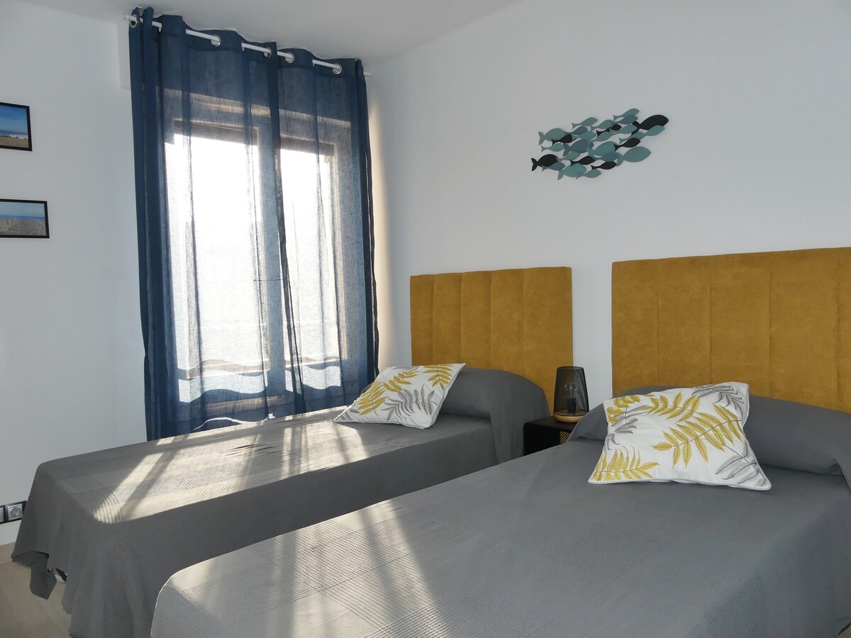 السمك - غرفة مزدوجة مشرقة جدًا بسريرين 90 × 190 سم وخزانة ملابس كبيرة.

* تم الإصلاح في عام 2021.