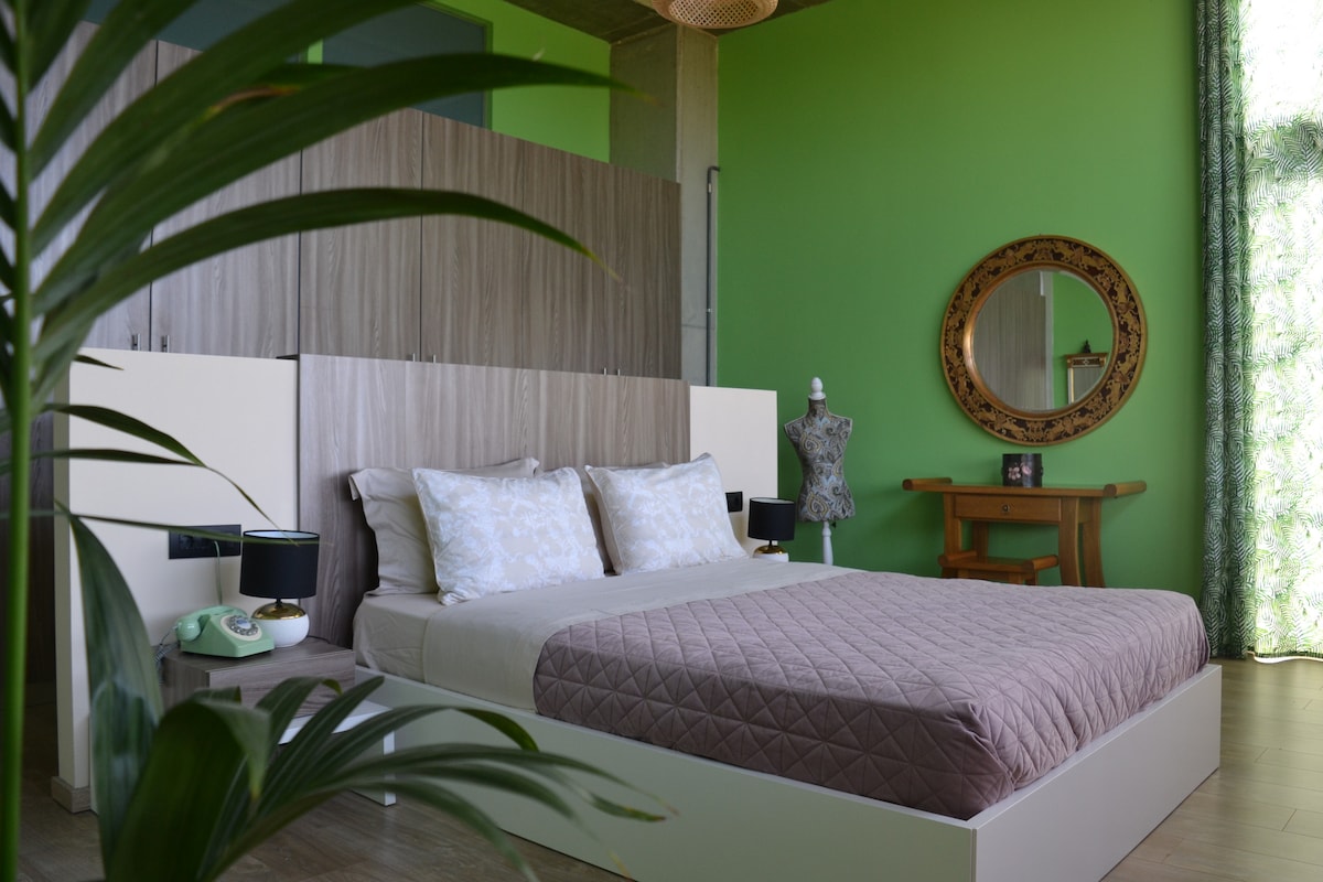 נוף לים ולהרים מהחדר הזה.
הוספנו וילונות האפלה.
הטלפון לא כלול בדף הנכס.