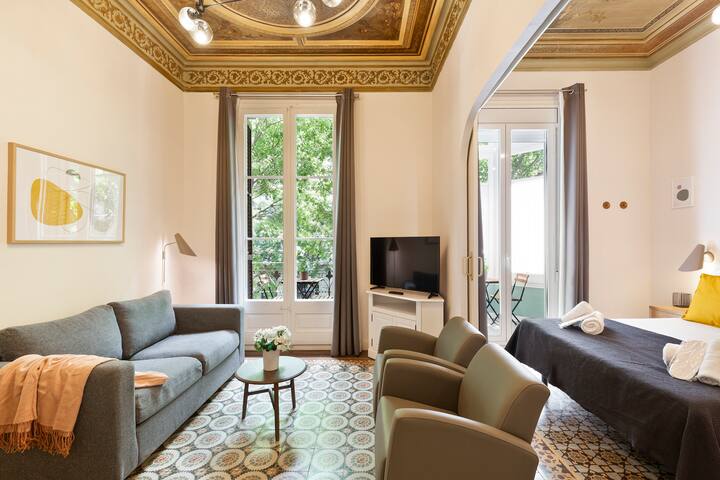 Art-Nouveau Apt. w/ balcony (2 adults+1kid) P3