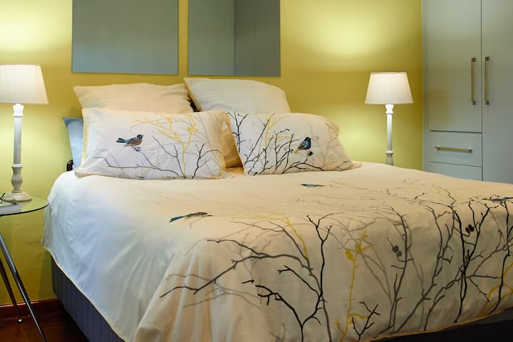 Dormitorio principal con cama tamaño queen y armarios empotrados que ofrecen un amplio espacio de almacenamiento que conduce al baño privado de 3 piezas. 