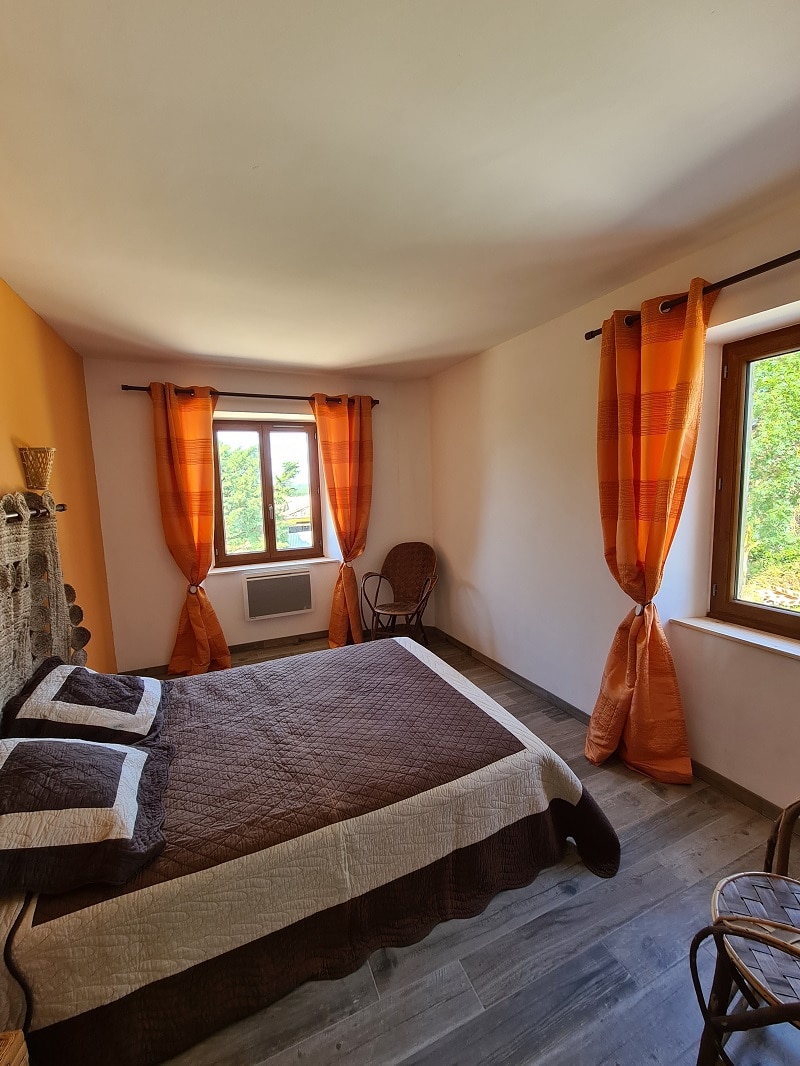 Кревет во портокалова соба
140
поглед на базен