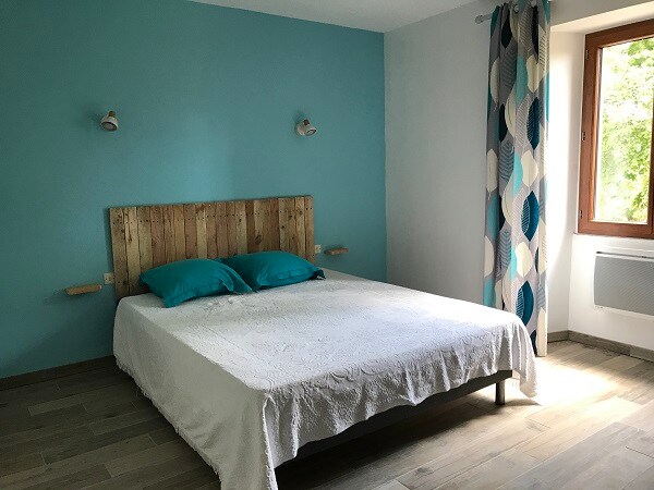 Синиот кревет во спалната соба
160 