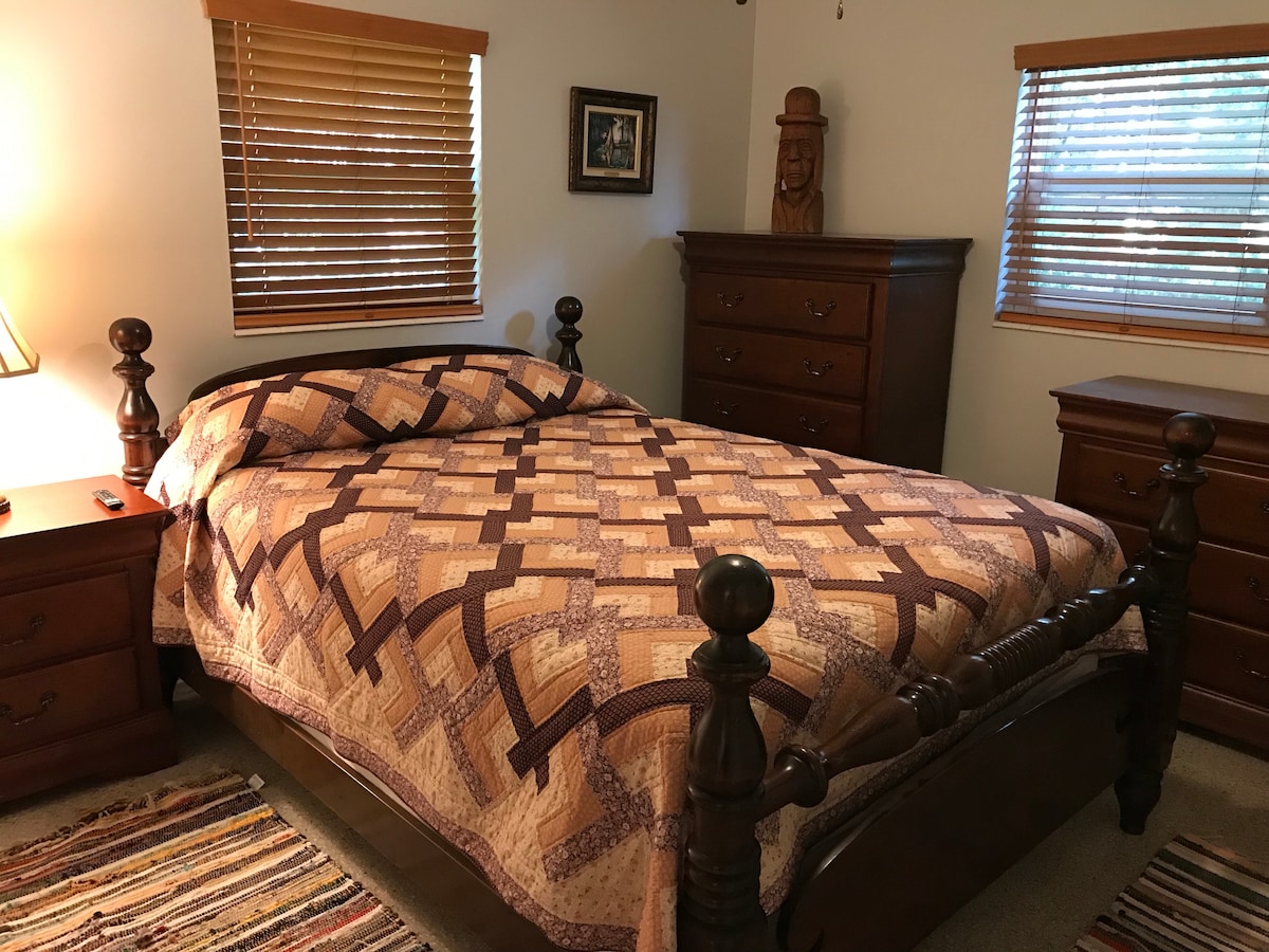 Spálňa č.2 má domácu prikrývku a historické drevené sochy na dekoráciu. Nábytok z tmavého dreva dodáva krajine a pohodlný pocit. Posteľná bielizeň zo 100% bavlny, stojan na batožinu a inteligentný televízor. 