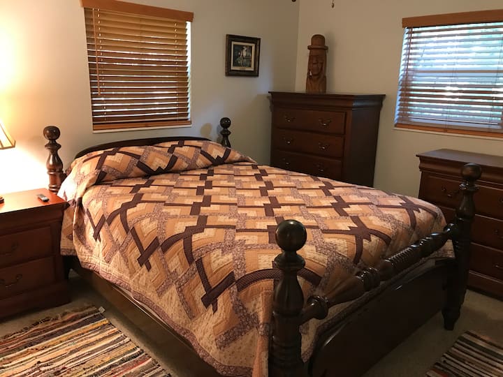 2号卧室配有自制被子和历史悠久的木雕装饰。 深色木制家具为乡村增添了舒适的感觉。100%棉的床单、行李架和智能电视。 