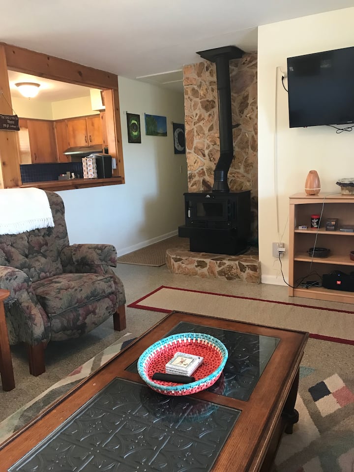 前厅设有一张舒适的沙发和两把躺椅。  还配备了燃木炉灶和智能电视。  前门配有带摄像头的智能门锁，我们的恒温器可编程，以确保您的安全和舒适。