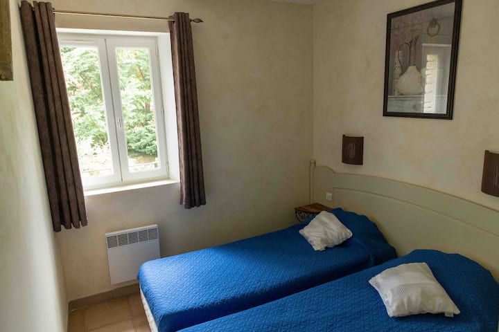 سريران مفردان للأطفال أو شخصين بالغين، يمكن تحويلهما إلى سرير كبير لزوجين 