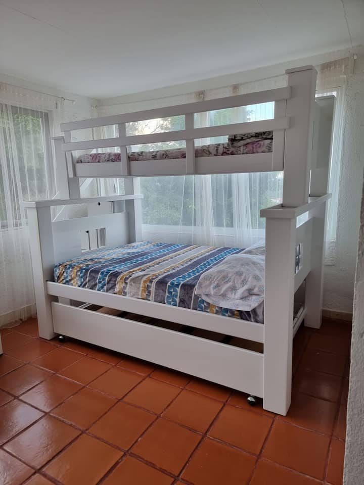 Двойно и единично двуетажно легло в спалня 4