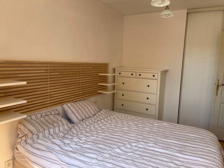 Спалня с двойно легло, дрешник, скрин, малко бюро