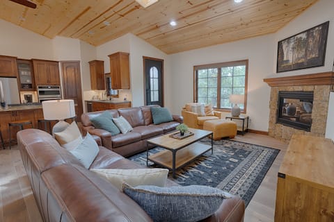 Top Airbnb: Spacious Cabin • Sleeps 17 • Huge Porch+Game Room in Lake Of The Woods