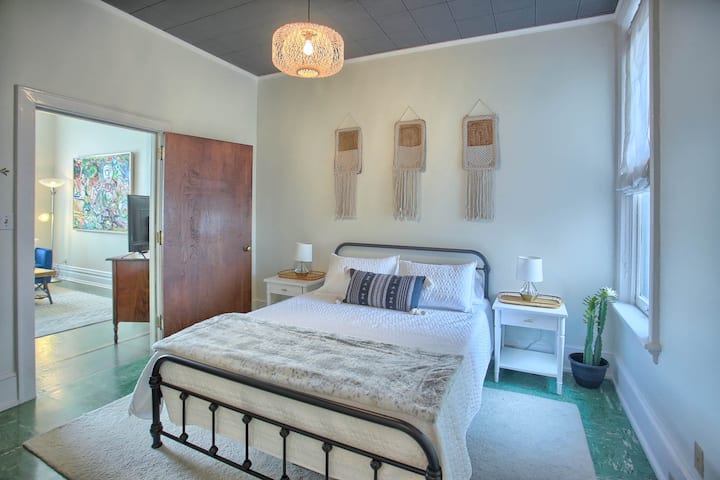 חדר שינה רגוע. מזרן ספוג זיכרון, סדיני כותנה אורגניים, שידה לאחסון בגדים (לא בתמונה)