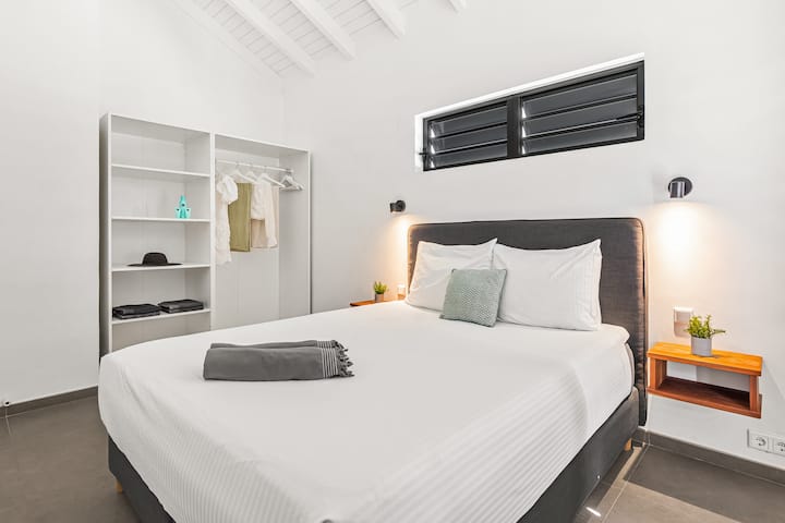 Основната спалня има удобна двойна пружина. На разположение има просторен гардероб. Спалнята е оборудвана и с климатик и прозорци на затвора с паравани.