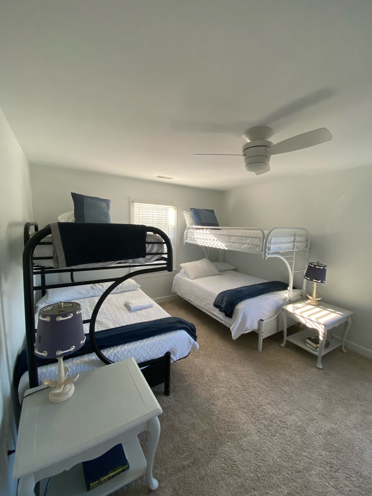 Მესამე საძინებელი ორი ორსართულიანი საწოლით  (2 ორადგილიანი საწოლი, ორი საუკეთესო ერთადგილიანი)