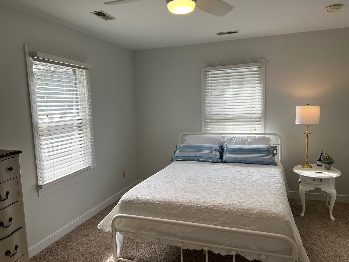 Მეორე საძინებელი 152 × 203 სმ ზომის საწოლით