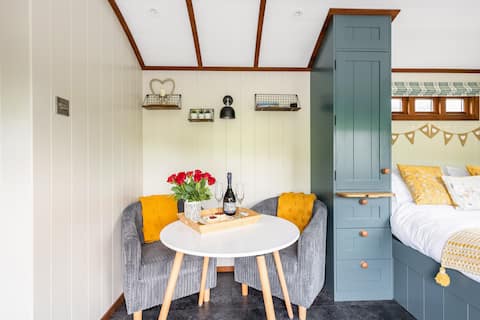 Popular Airbnb listing: Romantic space/Hot Tub/Dog-Friendly/walk to pubs in Georgeham