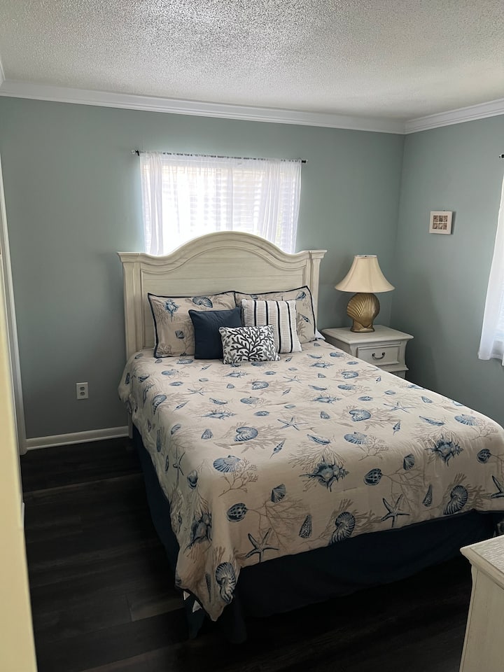 Chumba cha 1 cha kulala kina kitanda aina ya queen chenye godoro na matandiko mapya. Chumba hiki cha kulala kina bafu la chumbani.