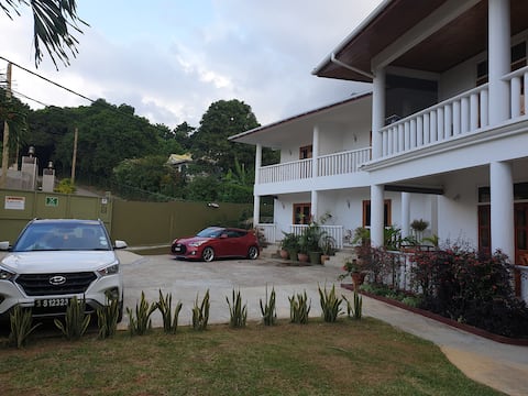 La Maison Hibiscus - Studio 7 (Upper Floor)
