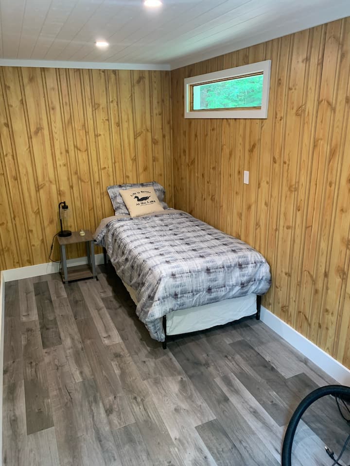 غرفة النوم الرابعة - ملاحظة: الوصول من خلال غرفة النوم الثالثة. يوجد أيضًا باب إلى المدخل الخارجي. نافذتان في هذه الغرفة للعرض فقط. 