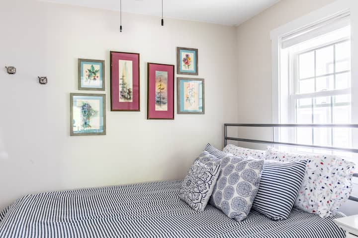 Chumba cha kulala cha mimea, kwenye ghorofa kuu nje kidogo ya chumba cha kulia chakula, kina godoro la povu la kumbukumbu lenye ukubwa wa malkia na televisheni yenye uwezo wa Roku.