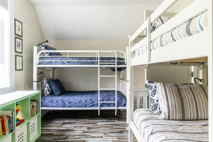 Chumba cha ghorofa kinalala wanne, kina vitabu na midoli mingi ya watoto, vivuli vya kuzima, na pia kina kitanda cha mtoto, kifaa cha kuangalia mtoto, kabati la kujipambia, na mashuka na mablanketi ya ziada kwenye kabati.