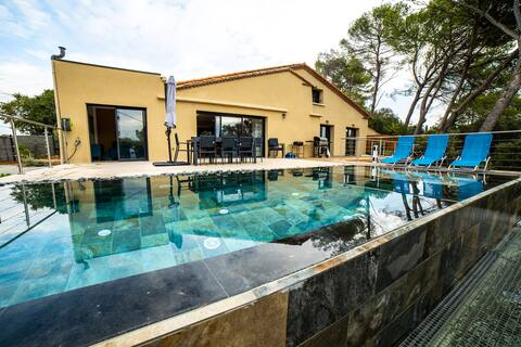 VILLA WITH MIRROR POOL AND JACUZZI