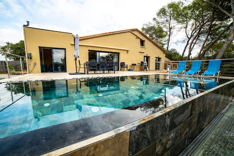 VILLA WITH MIRROR POOL AND JACUZZI